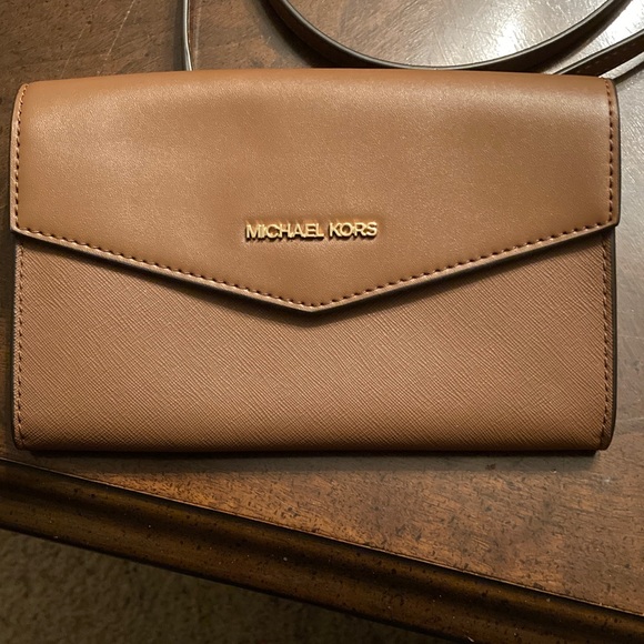 Michael Kors Handbags - Michael Kors NWOT Tan Compact Envelope Style Convertible Crossbody / Clutch.